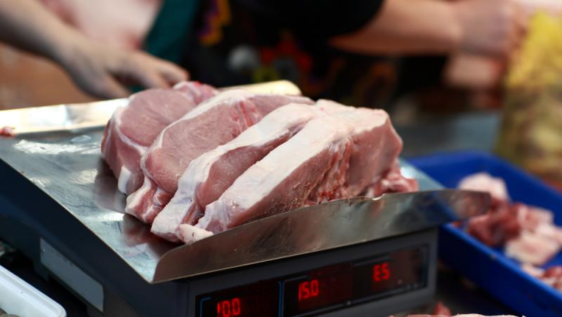 Cum verifici carnea de porc pentru masa de Crăciun. Recomandările inspectorilor sanitari pentru clienții magazinelor