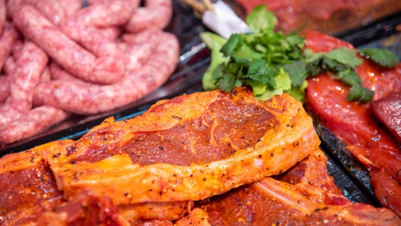 Cum verifici carnea de porc pentru masa de Crăciun. Recomandările inspectorilor sanitari pentru clienții magazinelor