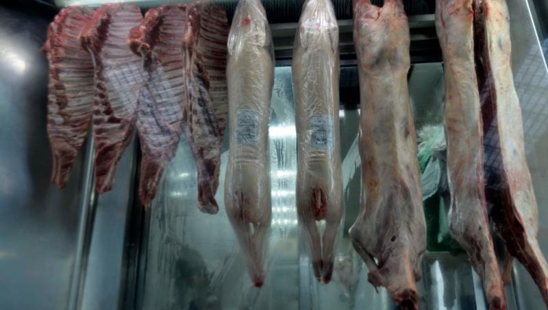 Cum verifici carnea de porc pentru masa de Crăciun. Recomandările inspectorilor sanitari pentru clienții magazinelor