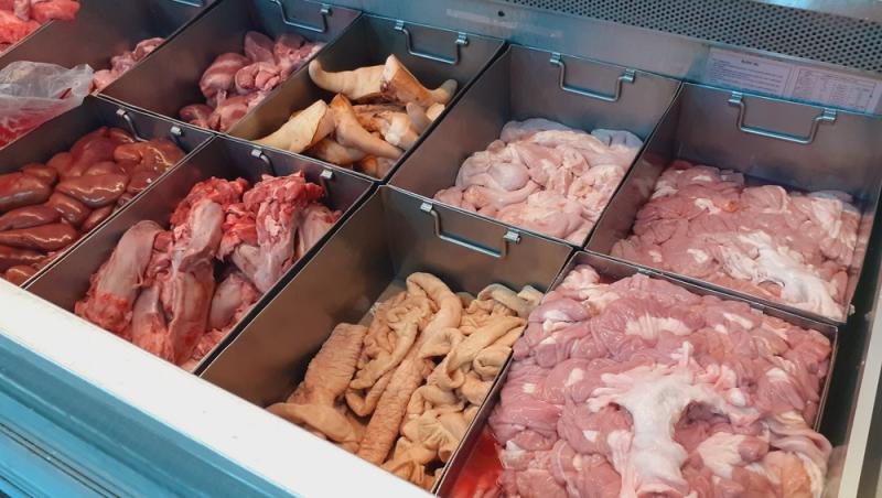 Cum verifici carnea de porc pentru masa de Crăciun. Recomandările inspectorilor sanitari pentru clienții magazinelor