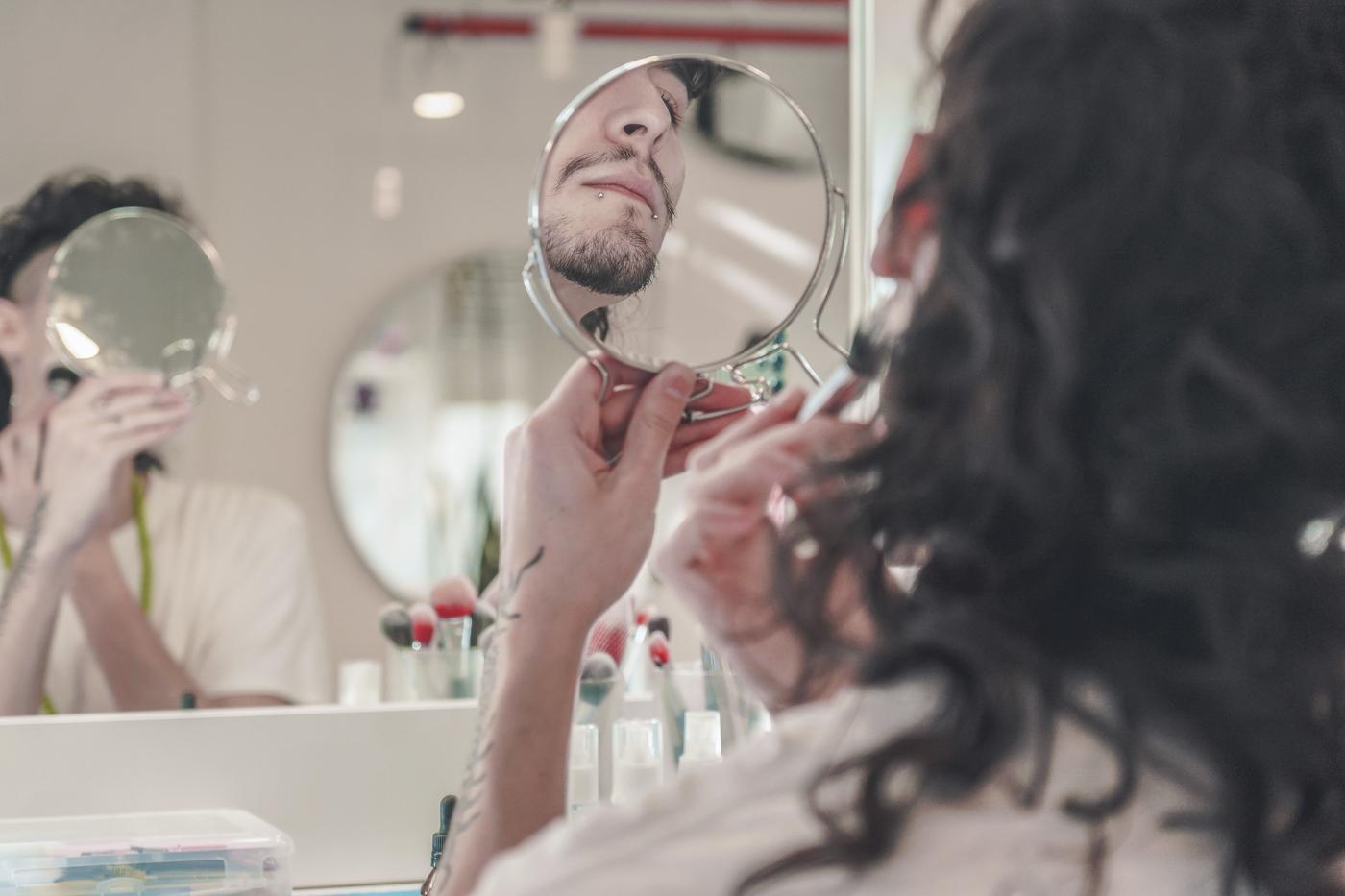 Un bărbat s-a deghizat timp de 3 ani în propria mamă, totul ca să îi poată lua pensia. Ce l-a dat de gol pe om