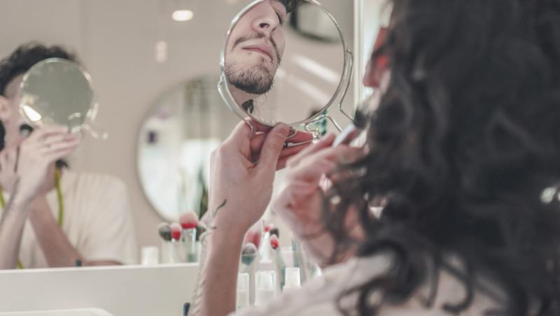 barbat folosind machiaj