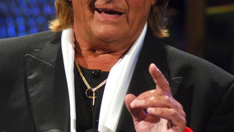 Motivul pentru care Florin Piersic a purtat mereu eșarfe roșii. La 89 ani, maestrul are în contiuare apariții fără cusur