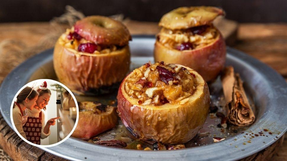 colaj mere umplute și fetiță care așteaptă cu mama ei să se coacă desertul din cuptor