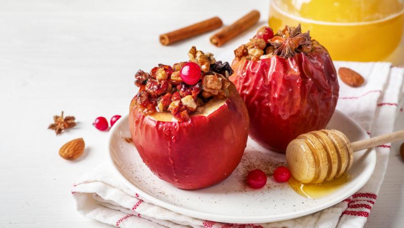 Desertul copilăriei în postul Crăciunului. Cum să prepari mere umplute cu nucă în cel mai scurt timp