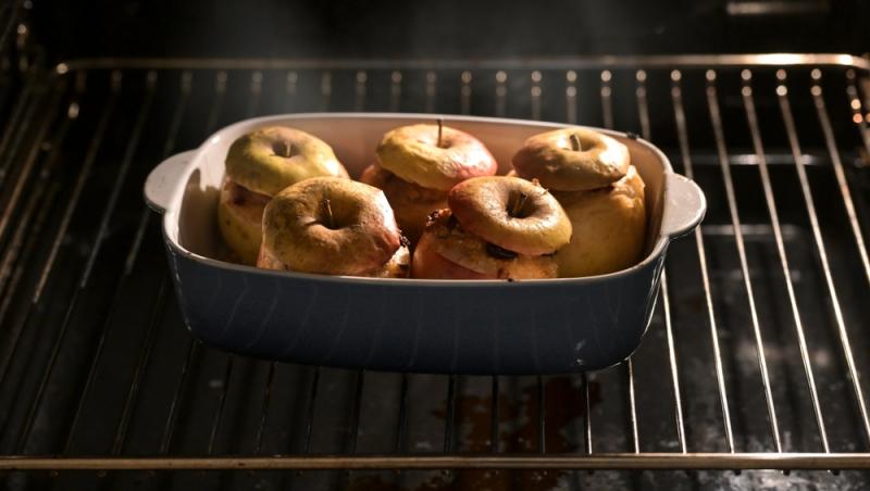 Desertul copilăriei în postul Crăciunului. Cum să prepari mere umplute cu nucă în cel mai scurt timp