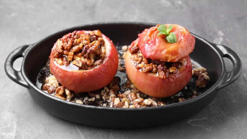 Desertul copilăriei în postul Crăciunului. Cum să prepari mere umplute cu nucă în cel mai scurt timp