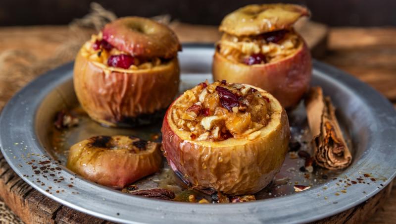 Desertul copilăriei în postul Crăciunului. Cum să prepari mere umplute cu nucă în cel mai scurt timp