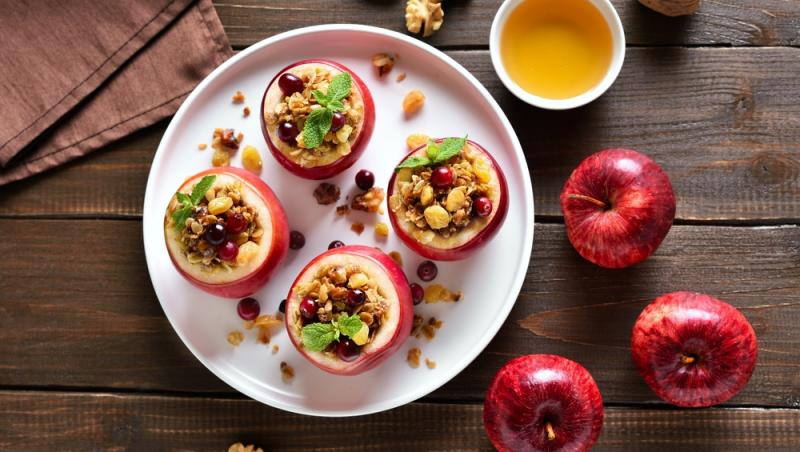 Desertul copilăriei în postul Crăciunului. Cum să prepari mere umplute cu nucă în cel mai scurt timp