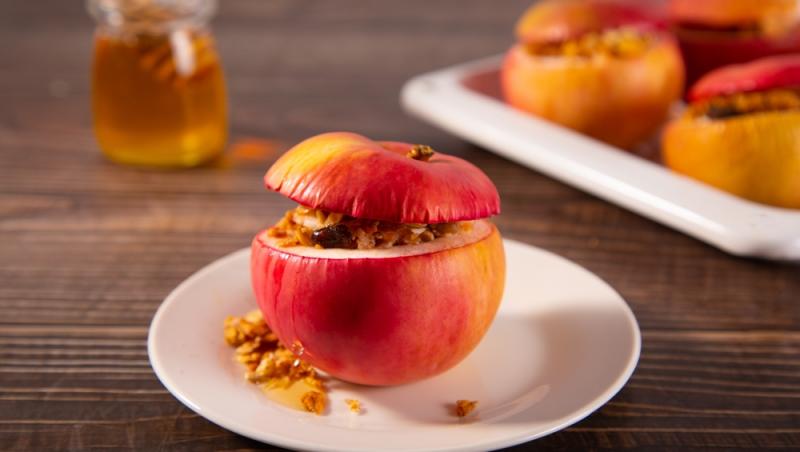 Desertul copilăriei în postul Crăciunului. Cum să prepari mere umplute cu nucă în cel mai scurt timp