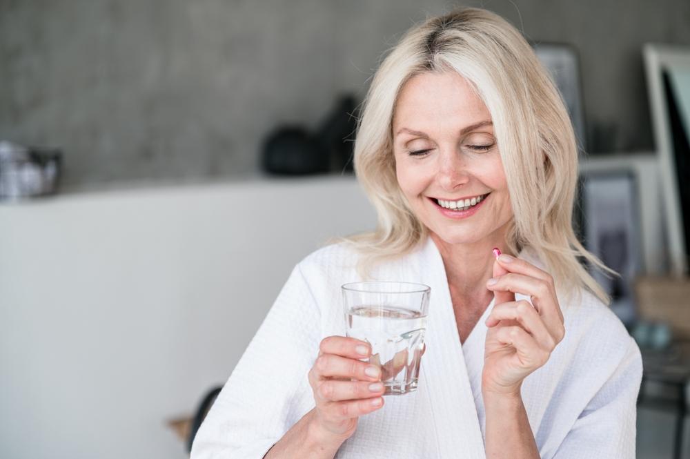 Tratamentele hormonale la menopauză: beneficii, riscuri, contraindicații