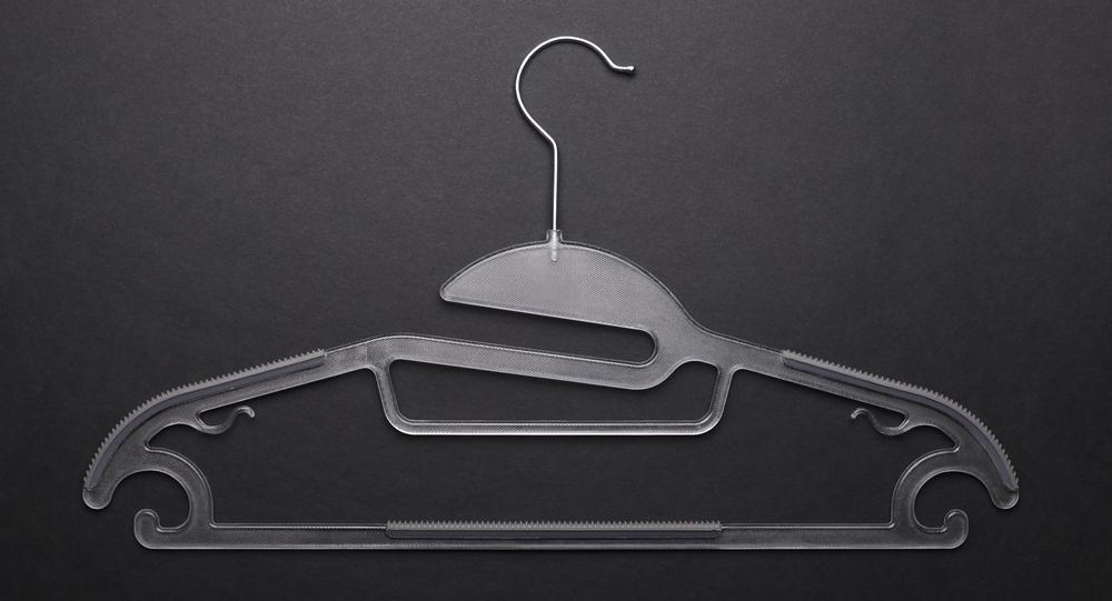 Iluzie optică virală! Găsește umerașul de pe covor în cel mult 15 secunde. Unde se află obiectul. Nu e deloc ascuns