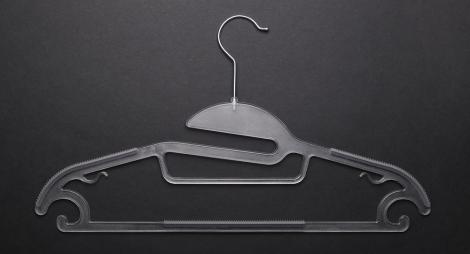 Iluzie optică virală! Găsește umerașul de pe covor în cel mult 15 secunde. Unde se află obiectul. Nu e deloc ascuns