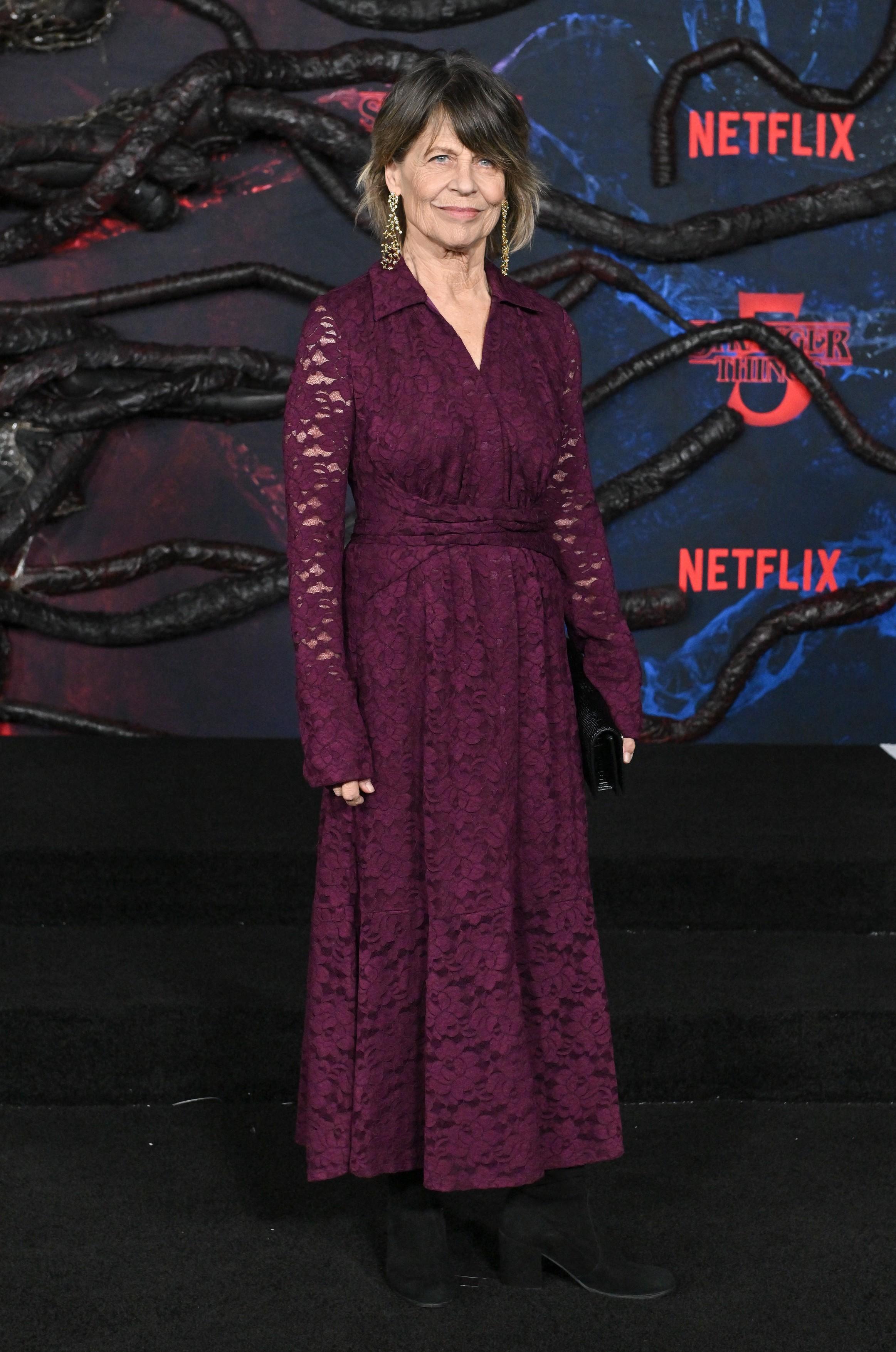 Linda Hamilton, noiembrie 2025, covorul roșu Stranger Things, îmbrăcată în mov
