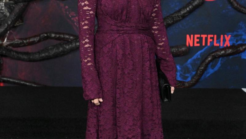 Linda Hamilton, noiembrie 2025, covorul roșu Stranger Things, &icirc;mbrăcată &icirc;n mov