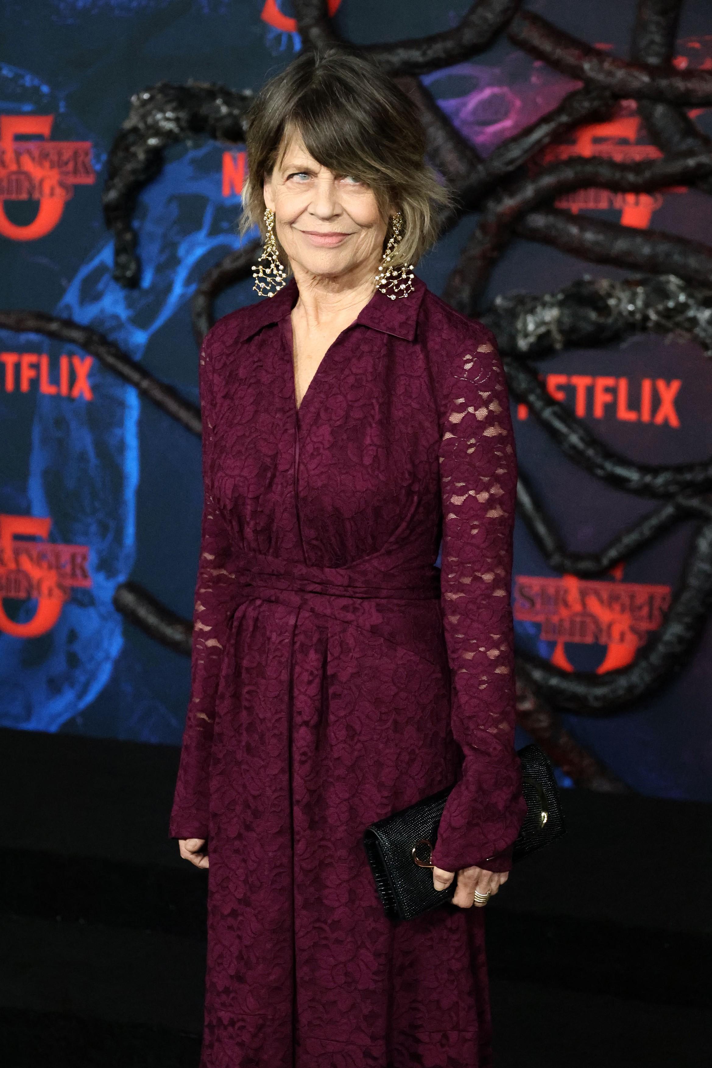 Linda Hamilton, noiembrie 2025, covorul roșu Stranger Things