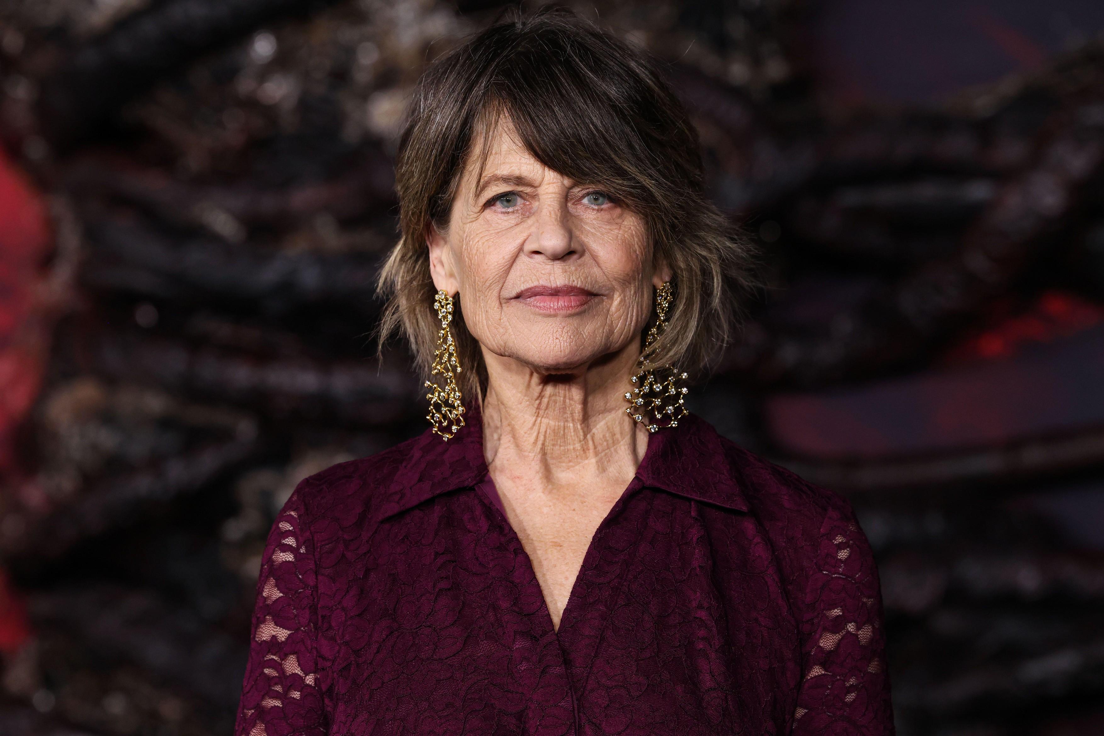 Linda Hamilton, noiembrie 2025, covorul roșu Stranger Things, îmbrăcată în mov