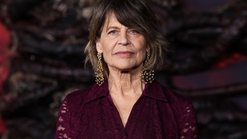 Linda Hamilton, noiembrie 2025, covorul roșu Stranger Things, &icirc;mbrăcată &icirc;n mov
