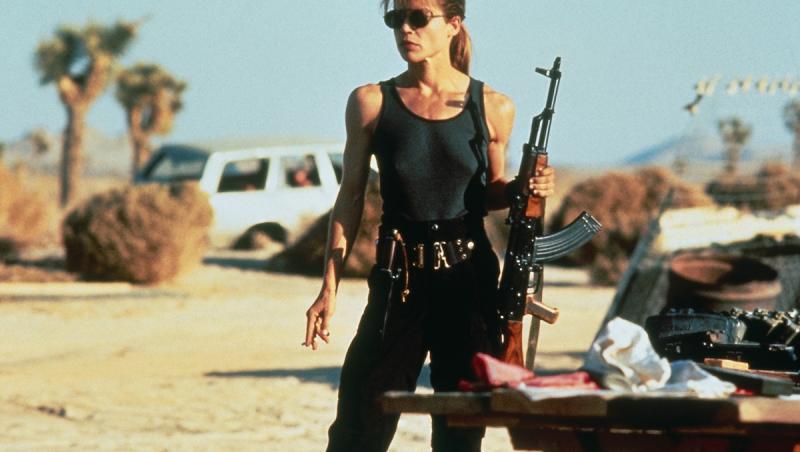 Linda Hamilton, &icirc;n rolul lui Sarah Connor, din Terminator 2, pentru a ilustra cum arată Linda Hamilton acum