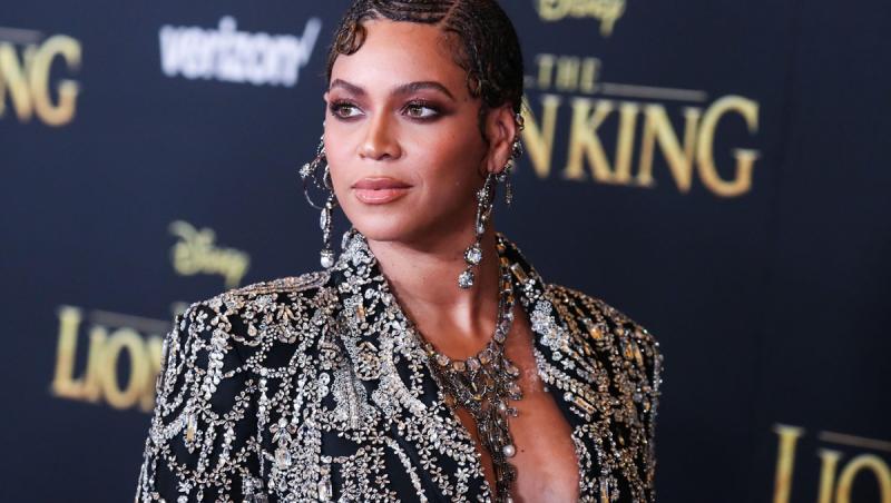 Beyonce pe covorul roșu la premiera Lion King, &icirc;mbrăcată &icirc;n argintiu și negru