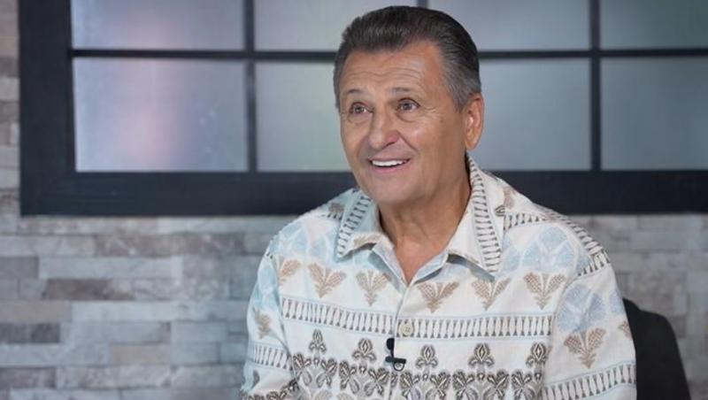 Nea Mărin &icirc;mbrăcat cu o cămașă albă brodată