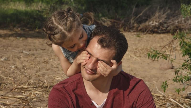 Fotografia care a înduioșat românii. Care este povestea din spatele imaginii de familie