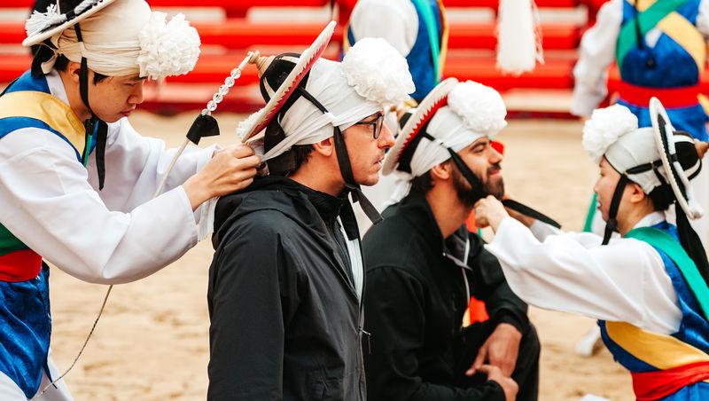 Asia Express sezonul 8, 4 noiembrie 2025. Ce veste au primit concurenții de la Irina Fodor în timp ce își căutau cazare: „Nu cred”