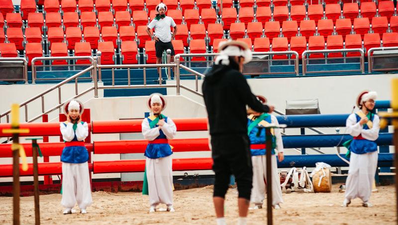 Asia Express sezonul 8, 4 noiembrie 2025. Ce veste au primit concurenții de la Irina Fodor în timp ce își căutau cazare: „Nu cred”