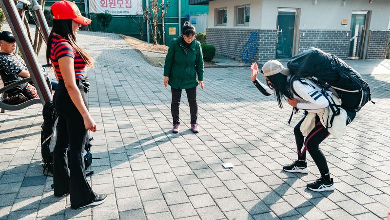 Asia Express sezonul 8, 4 noiembrie 2025. Ce veste au primit concurenții de la Irina Fodor în timp ce își căutau cazare: „Nu cred”