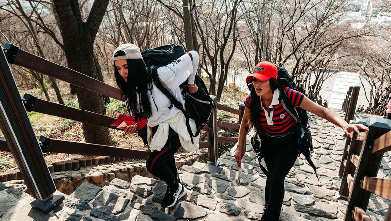 Asia Express sezonul 8, 4 noiembrie 2025. Ce veste au primit concurenții de la Irina Fodor în timp ce își căutau cazare: „Nu cred”