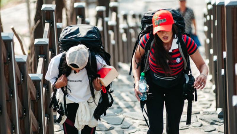 Asia Express sezonul 8, 4 noiembrie 2025. Ce veste au primit concurenții de la Irina Fodor în timp ce își căutau cazare: „Nu cred”