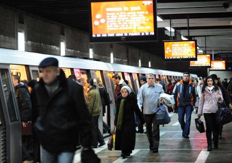 Agent de pază lovit direct în față de un bărbat, la stația de metrou Piața Unirii din București
