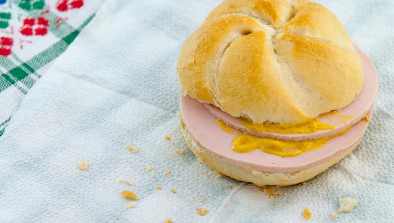 Parizerul și alte mezeluri preferate de români, la analize. Ce rezultate alarmante au ieșit