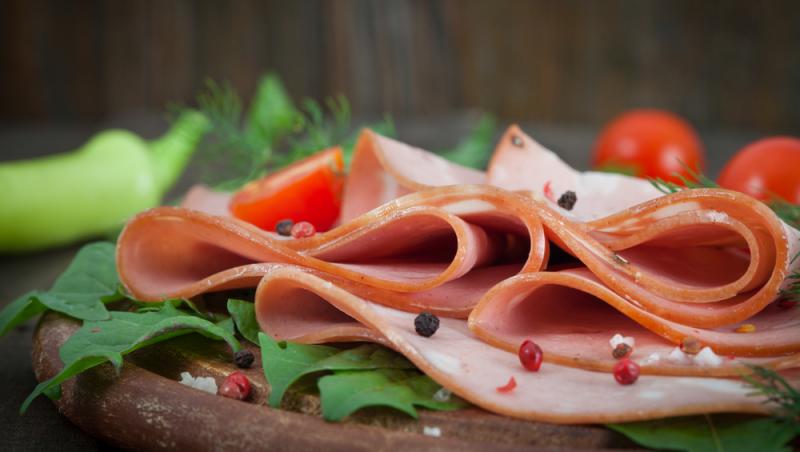 Parizerul și alte mezeluri preferate de români, la analize. Ce rezultate alarmante au ieșit