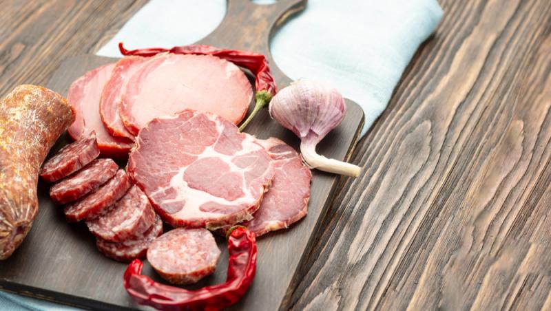 Parizerul și alte mezeluri preferate de români, la analize. Ce rezultate alarmante au ieșit