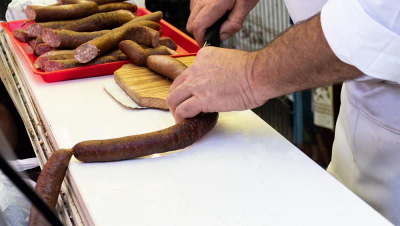 Parizerul și alte mezeluri preferate de români, la analize. Ce rezultate alarmante au ieșit