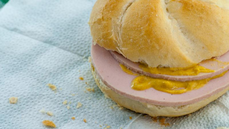 Parizerul și alte mezeluri preferate de români, la analize. Ce rezultate alarmante au ieșit