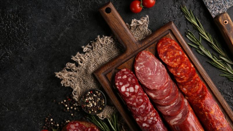 Parizerul și alte mezeluri preferate de români, la analize. Ce rezultate alarmante au ieșit