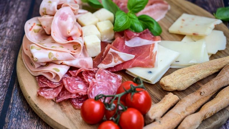 Parizerul și alte mezeluri preferate de români, la analize. Ce rezultate alarmante au ieșit