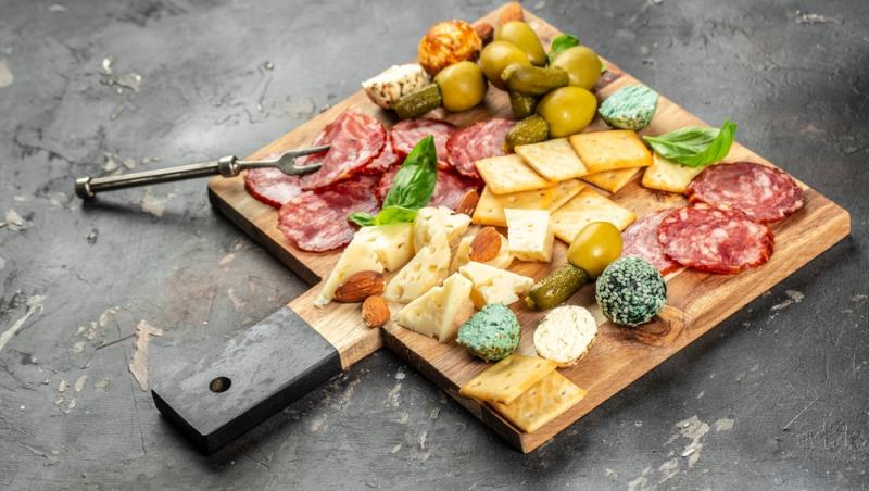 Parizerul și alte mezeluri preferate de români, la analize. Ce rezultate alarmante au ieșit