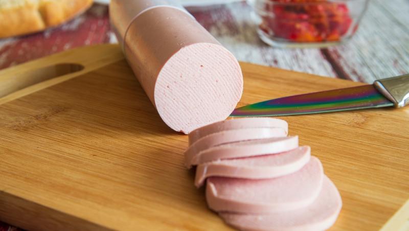 Parizerul și alte mezeluri preferate de români, la analize. Ce rezultate alarmante au ieșit