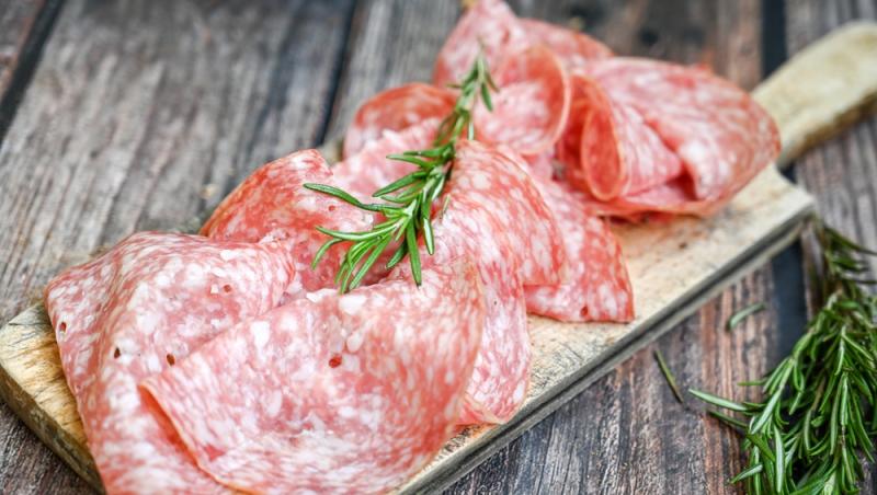 Parizerul și alte mezeluri preferate de români, la analize. Ce rezultate alarmante au ieșit