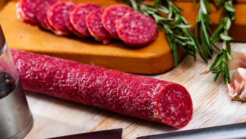 Parizerul și alte mezeluri preferate de români, la analize. Ce rezultate alarmante au ieșit