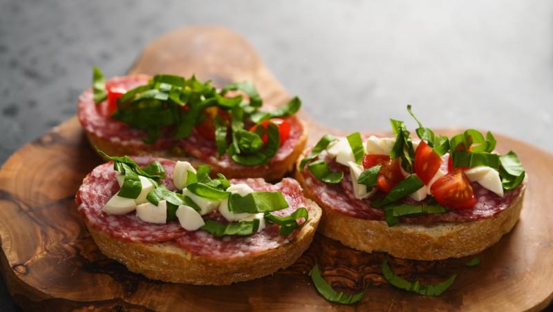 Parizerul și alte mezeluri preferate de români, la analize. Ce rezultate alarmante au ieșit