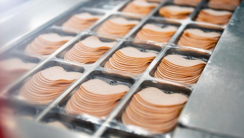 Parizerul și alte mezeluri preferate de români, la analize. Ce rezultate alarmante au ieșit