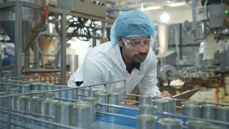 Parizerul și alte mezeluri preferate de români, la analize. Ce rezultate alarmante au ieșit