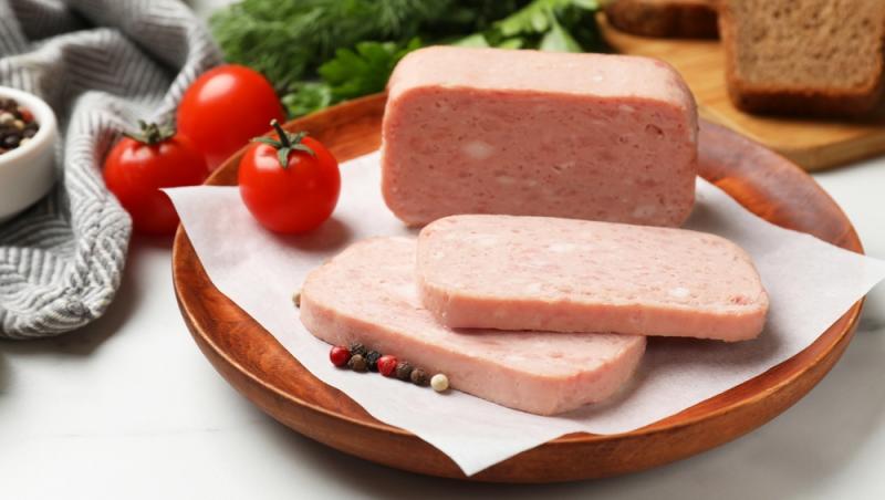 Parizerul și alte mezeluri preferate de români, la analize. Ce rezultate alarmante au ieșit