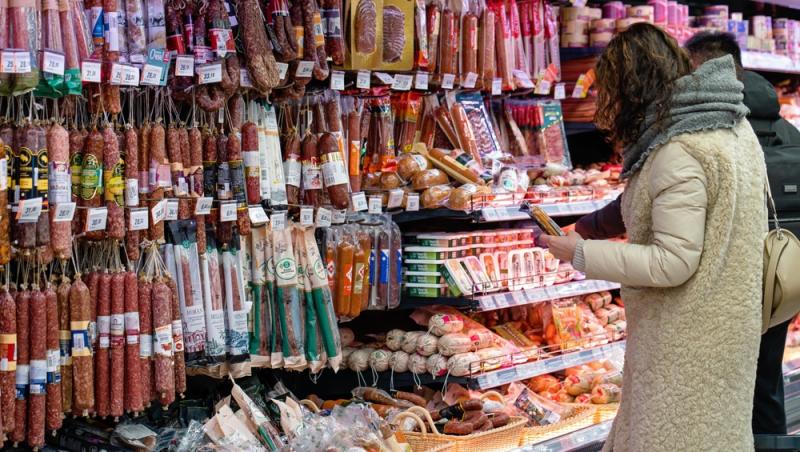 Parizerul și alte mezeluri preferate de români, la analize. Ce rezultate alarmante au ieșit