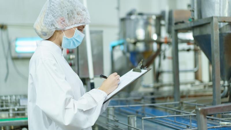 Parizerul și alte mezeluri preferate de români, la analize. Ce rezultate alarmante au ieșit