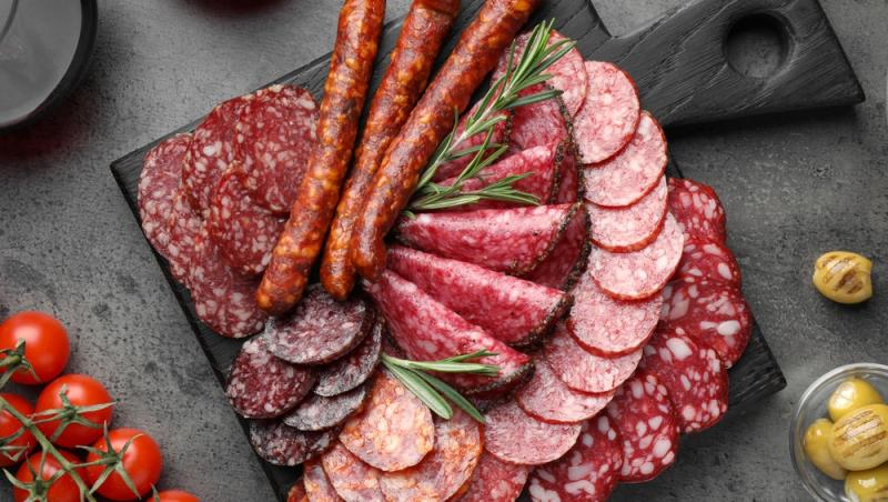 Parizerul și alte mezeluri preferate de români, la analize. Ce rezultate alarmante au ieșit